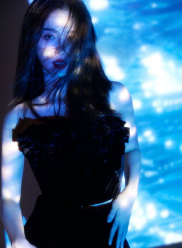 写真|虞书欣解锁新风格！冰与火光影大片，冷艳与炙热的双面魅力