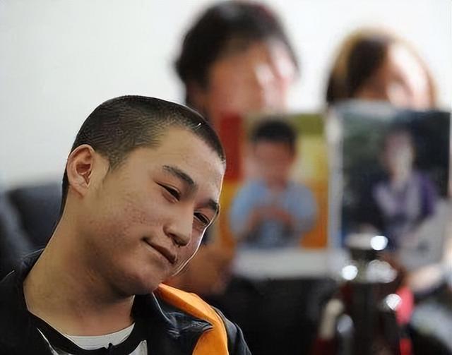 20岁打工者因“加班”砍死一对母子,法庭上微笑“求死”