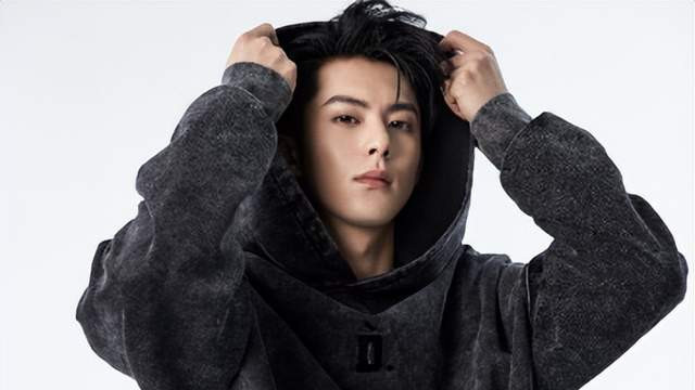 王鹤棣|王鹤棣潮牌预售定价引争议，一件卫衣要796，遭吐槽割韭菜