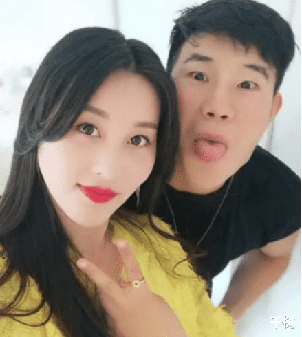 女孩|好家伙!嘎子哥谢孟伟直播卖牛仔裤,摸女孩大腿,女孩尴尬一笑