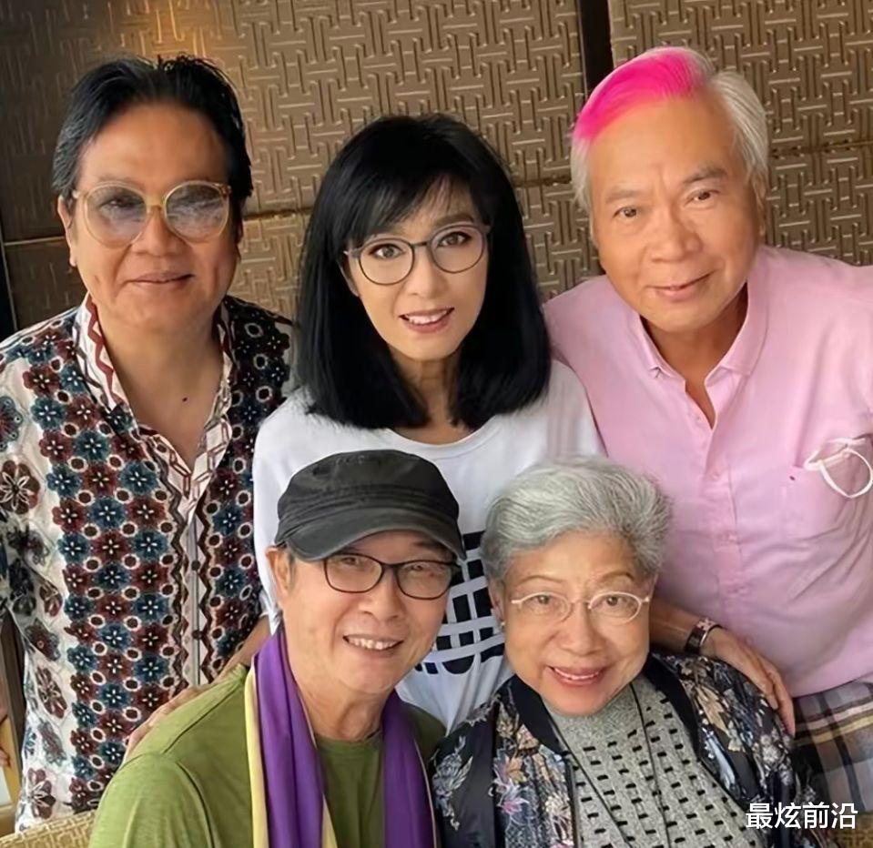 米雪都瘦成“竹竿”了，还敢穿松垮垮的衣服，不显身材没有美感