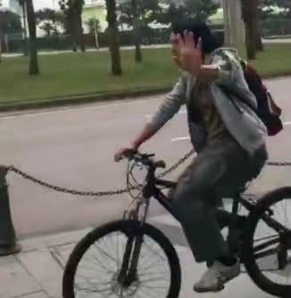 清明节|66岁周润发近状罕见曝光，满头银发好帅气，与粉丝合影接地气