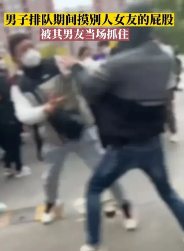 河南郑州一男子摸了一下前面女子的屁股男友见状非常气愤,两人扭打起来