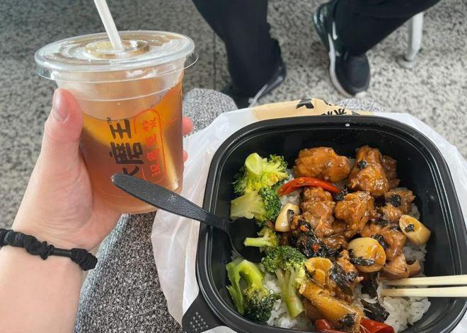 |周周在西非翻车，被扒崇洋媚外只交外籍男友，于去年4月就已怀孕