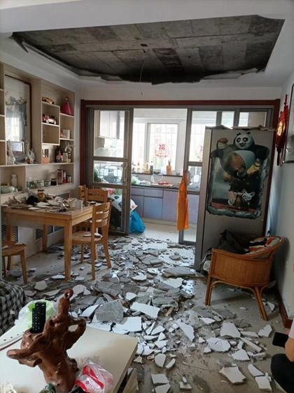 家里吊顶混凝土脱落,如何维权?