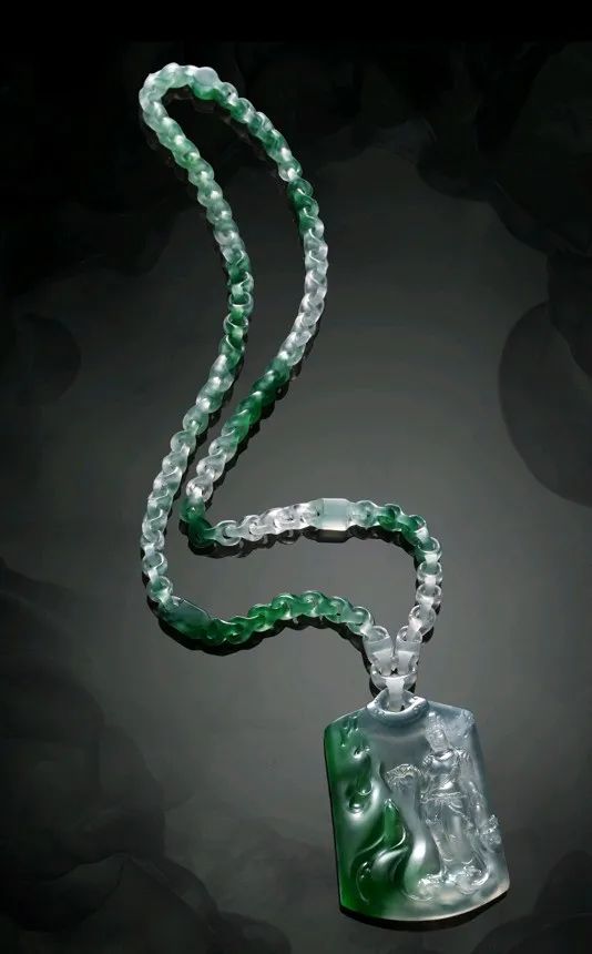 |高冰飘绿翡翠明料，玉雕师采用复杂的雕刻工艺，出来的作品提升多个层次！