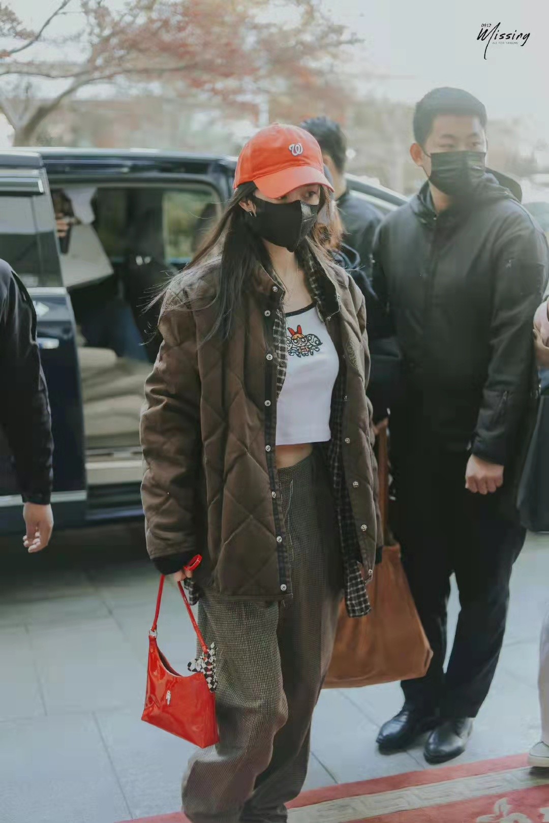 杨幂|杨幂张大大深夜抓娃娃！羽绒服配长筒靴太会穿，自带明星光环超美