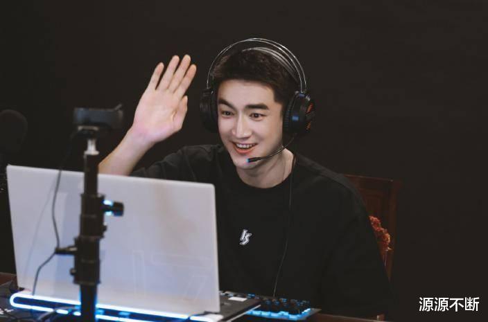 林更新|林更新与凤行路透,继官方释出剧照后,神君一袭浅蓝色长衫超养眼