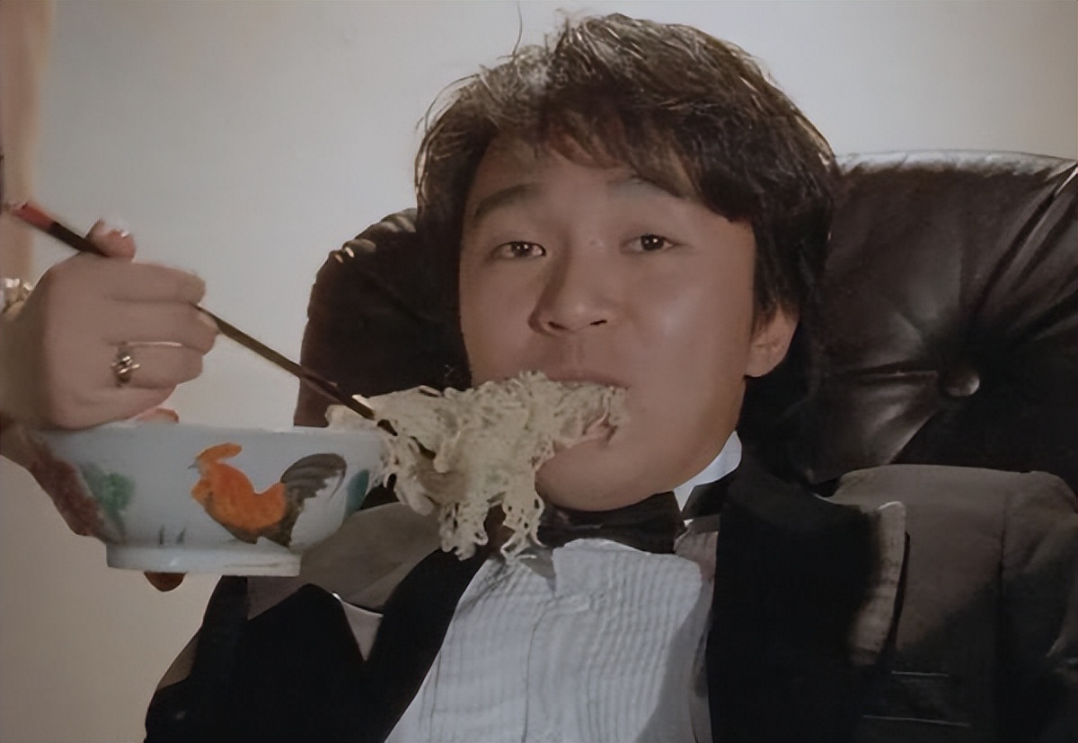 时候周星驰上学回家,母亲还在屋子里裱画,桌子上只有一碗热腾腾的汤面