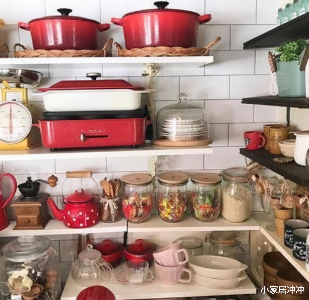 建议大家：灶台别摆瓶瓶罐罐了，学年轻人的做法，干净整洁不占地