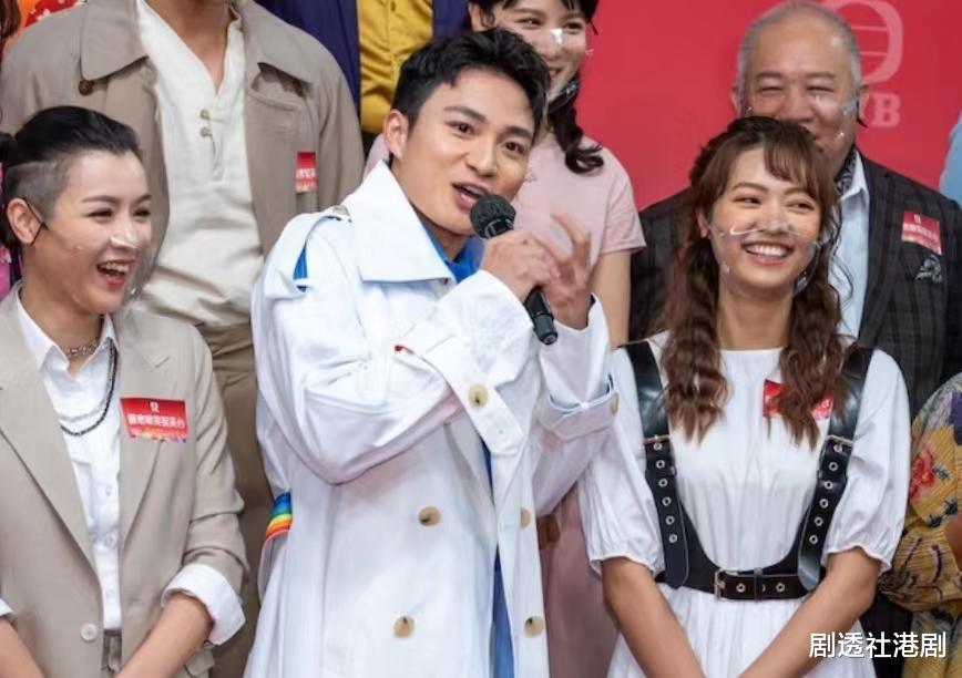 TVB|直接！TVB当红小生新剧与女神小花拍吻戏，难掩激动：当然把持不住