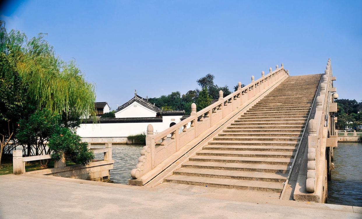也许是“最奇特”的城市,GDP全国前10,但始终没能列入特大城市