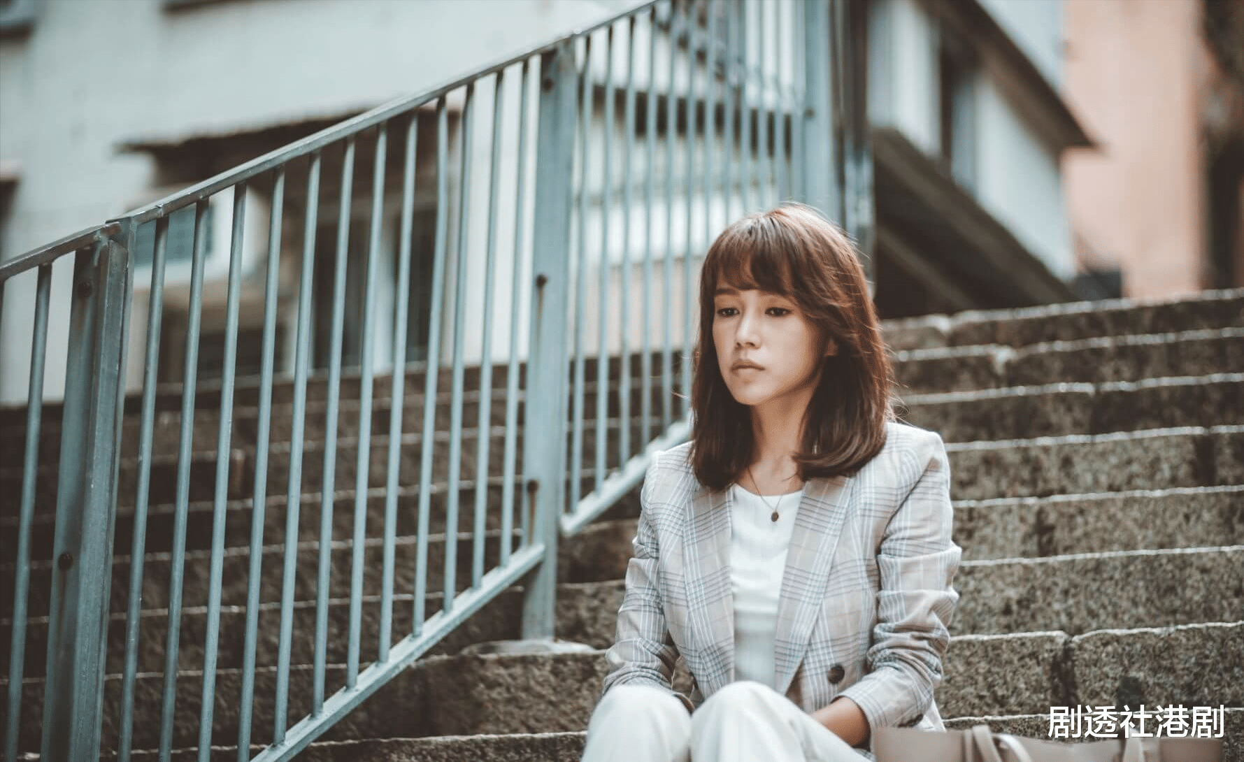 迪丽热巴|TVB性感小花首演贤妻良母,4场哭戏感染力十足,获赞演技大有进步