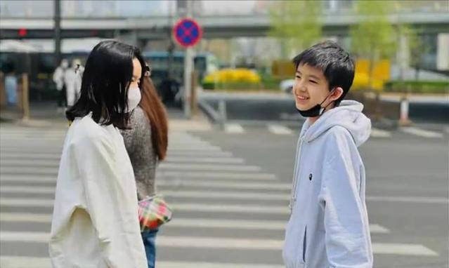 潘粤明|潘粤明好事将近？与小10岁女友已同居试婚，甜蜜牵手出行常被拍