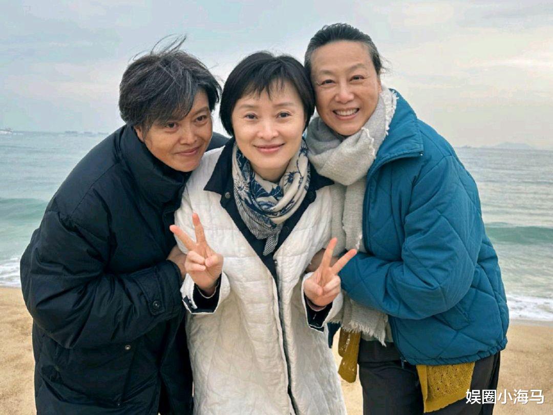 吴越|50岁吴越与63岁丁嘉丽海边合照,面容娇嫩似少女,丁嘉丽头发花白