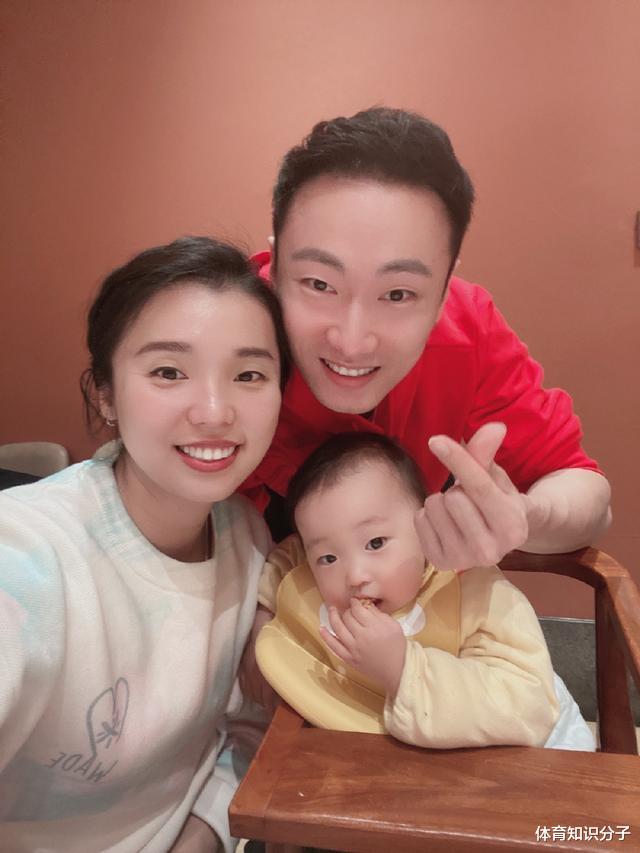 奥运会|国羽奥运冠军晒全家福!妻子是前女友闺蜜,网友:三角恋终成正果