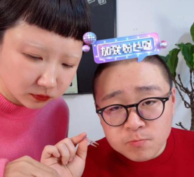 郝劭文|郝劭文二婚妻子现身直播间,素颜再惹争议,阿文霸气护妻爱意满满