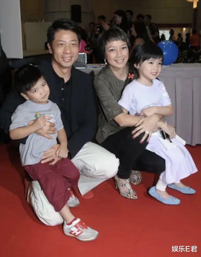 杨婉仪|52岁杨婉仪晒全家福独欠老公身影，17岁女儿性取向已获妈妈支持