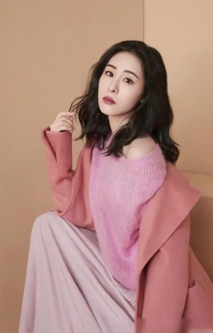 张碧晨|张碧晨邀请华晨宇到家用餐,餐后与女儿玩闹,幸福温馨