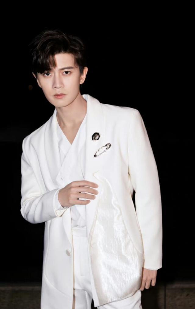 任嘉伦|任嘉伦白衣少年来袭,从里白到外,头发上的小卡子可可爱爱