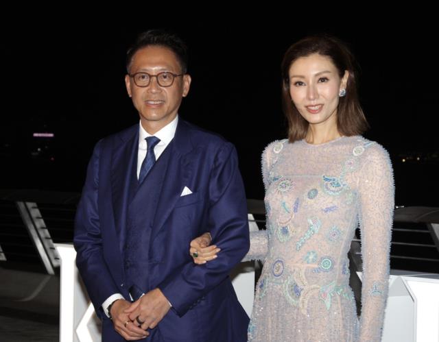 李嘉欣|李嘉欣和姐姐参加闺蜜生日会,穿粉色上衣状态好,颜值碾压众人