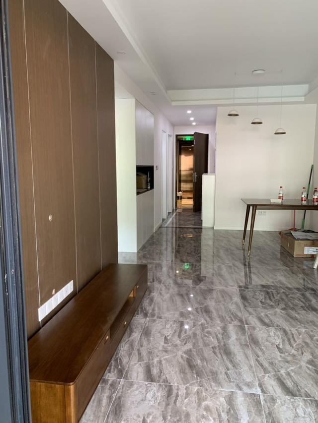 简约风格新房装修毕业，朋友来了都说电视柜的插座有毛病，会吗？