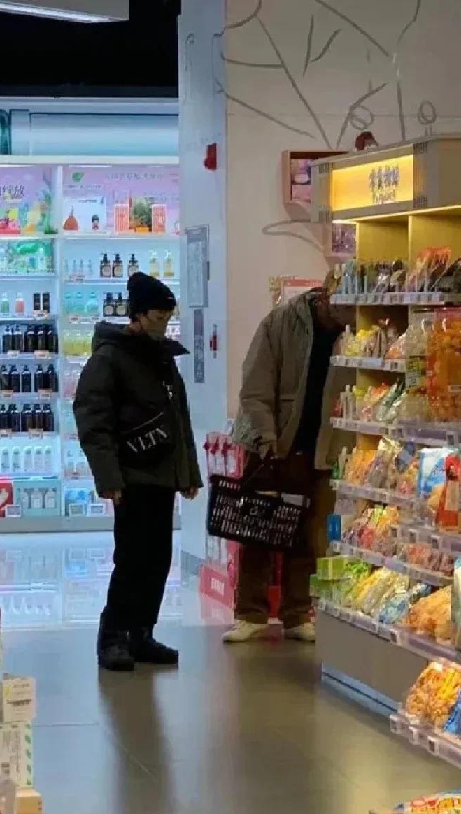 孙俪|40岁孙俪现身上海逛超市！穿衣打扮似小老太，身体虚弱走路不稳