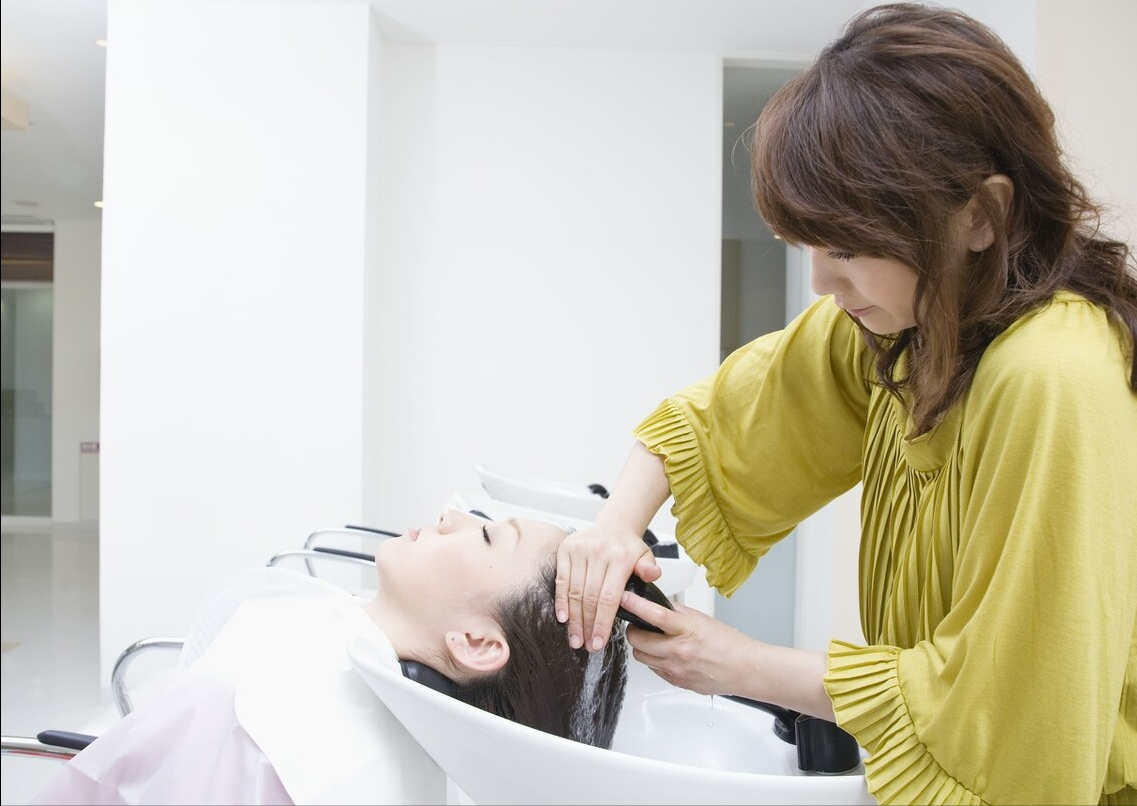 烫发 刚烫发第二天就洗头发,头发就不太卷了,烫发后多久可以洗头发?