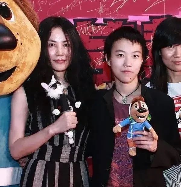 王菲|王菲坦言：谈不谈恋爱，只会看自己喜不喜欢，不会考虑女儿的感受