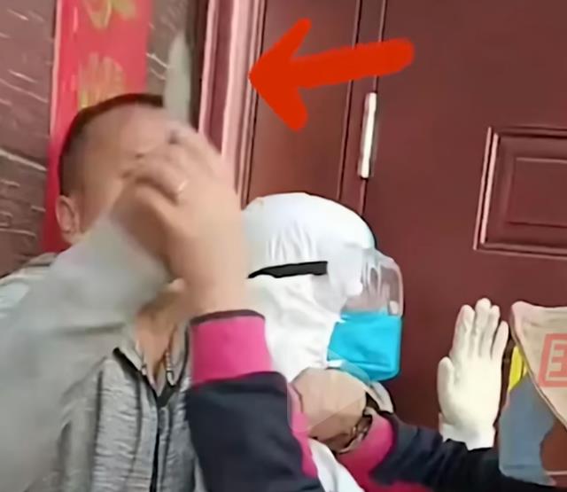 心惊胆颤!一男子持刀威胁防疫人员,好在亲属劝阻及时