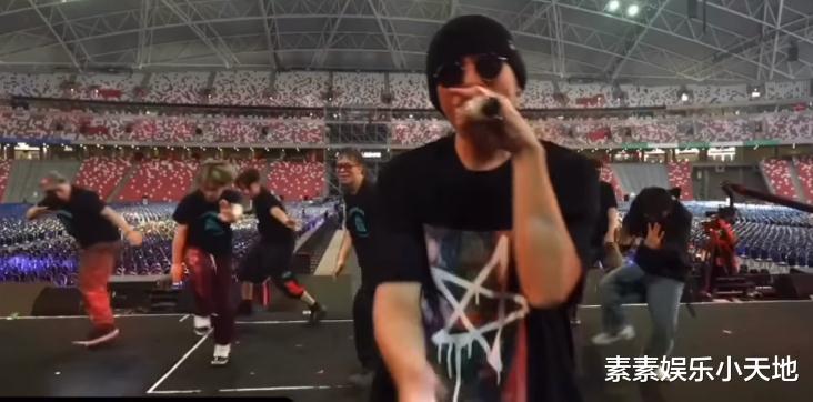 周杰伦|周杰伦晒照庆祝粉丝量突破777万,开心分享海边的美景照