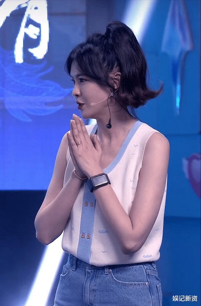 成龙|成龙直播首秀状况百出,身体不适下蹲休息,谢霆锋耳麦断续听不清