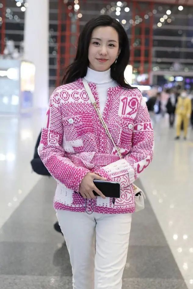 女孩|微卷新造型配粉色上衣，看上去却很显老