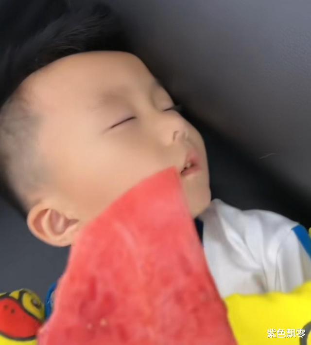 奇奇|田静弟弟分享奇奇日常，趁他睡着让他吃西瓜。网友：这舅舅太坏了