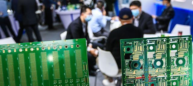 芯片|比芯片垄断更棘手，清北2万人才流向美国，2家中企出手打破局面