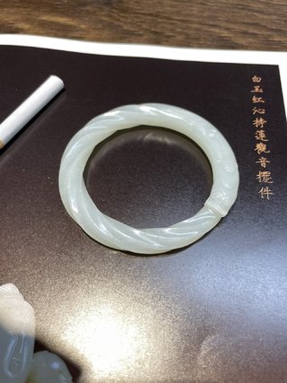 狮子|回流 舊藏和田玉“一级白 绞丝咬尾龙手镯”