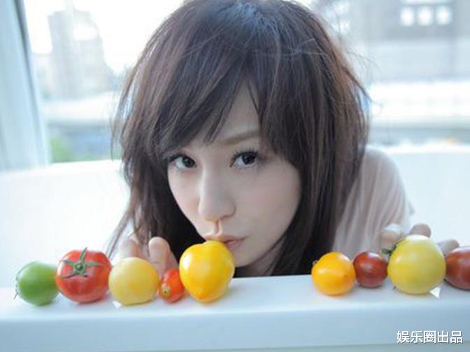 王心凌|王心凌早期工作照曝光，穿连衣裙拍摄封面大片，拍照动作引起热议