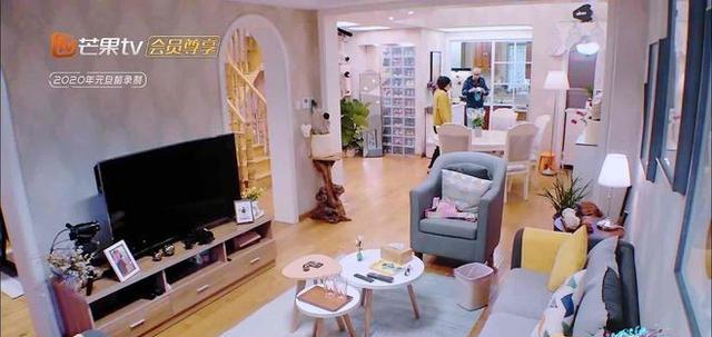 参观傅首尔住的豪宅,大门都是镀铜设计,室内装修豪华到令人羡慕