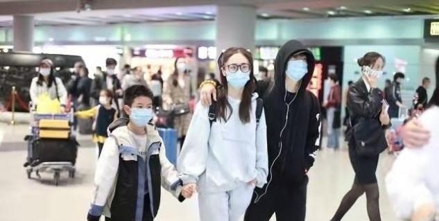 台湾|郑钧一家现身机场,39岁刘芸扎两个小辫似少女,儿子快到爸爸肩头