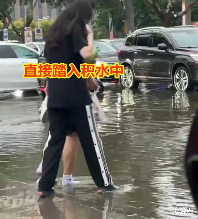 卑微的爱情!男子遇积水怕女友鞋弄湿,脱鞋给她穿自己赤脚趟水走