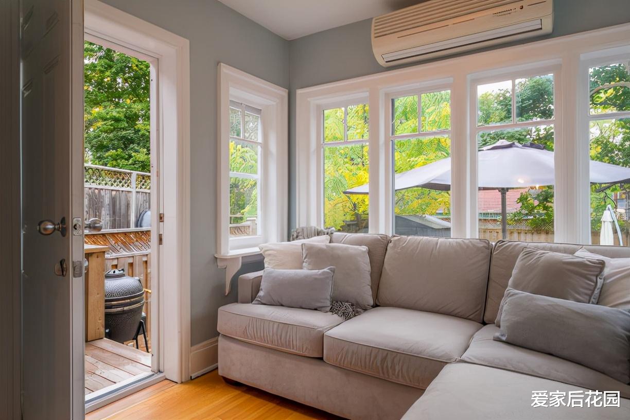 别再往飘窗上堆放杂物了，学学别人家的做法，家里多出“一间房”