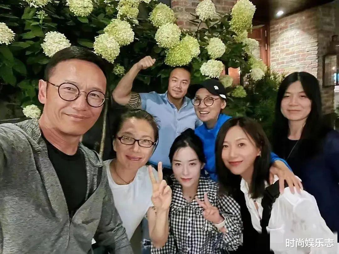 戚美珍|60岁戚美珍好潇洒!携老公与徐静蕾聚会,美颜后老态尽显都无所谓