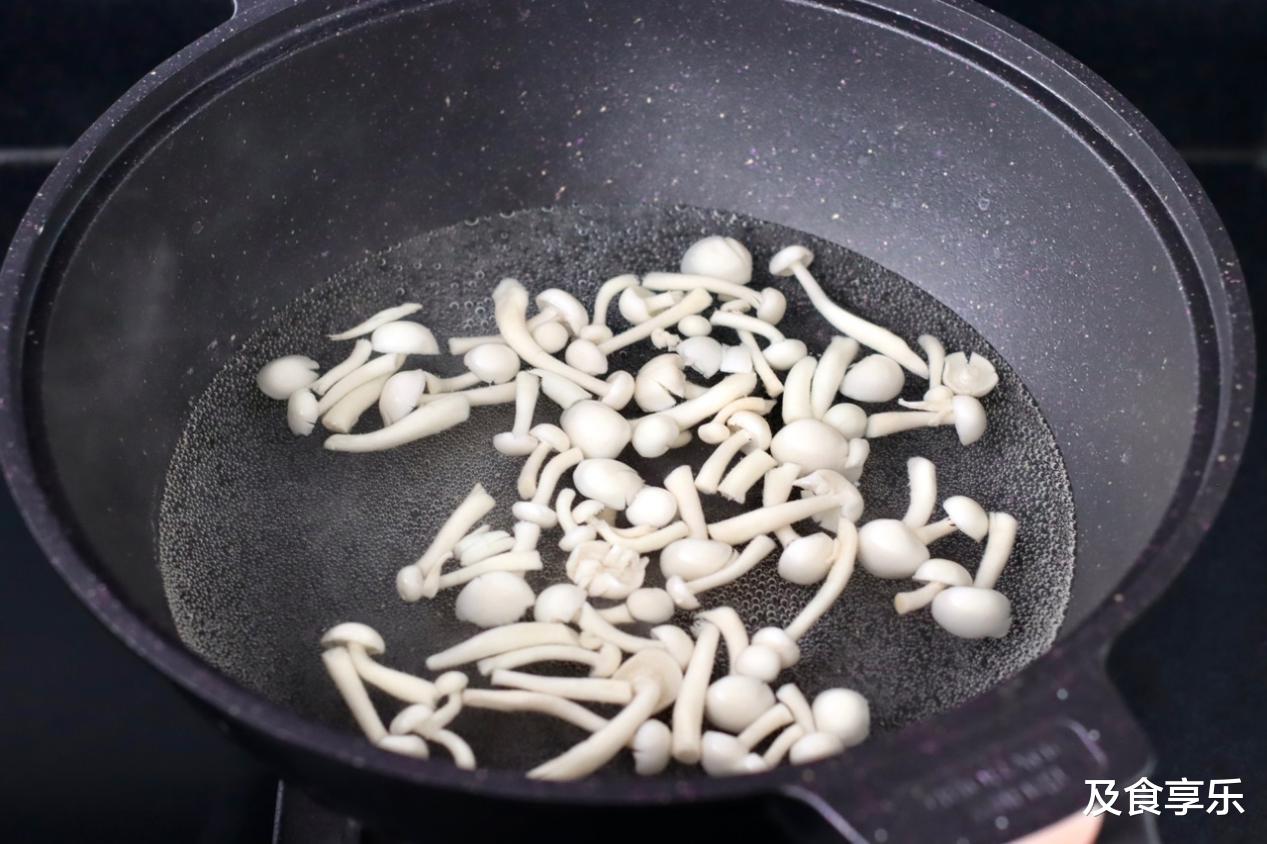 海鲜菇 减肥也不能亏待自己的胃，酸汤大虾海鲜菇，鲜香开胃，好吃又刷脂