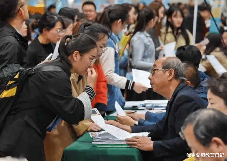 蓝洞|老母亲的犀利吐槽：毕业三个月，我发现我儿子成了传说中的赔钱货