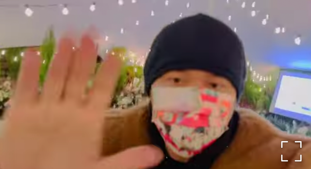 邓超|43岁周杰伦庆生现场超豪!众人起立举手欢呼,疑穿大貂看不见脖子