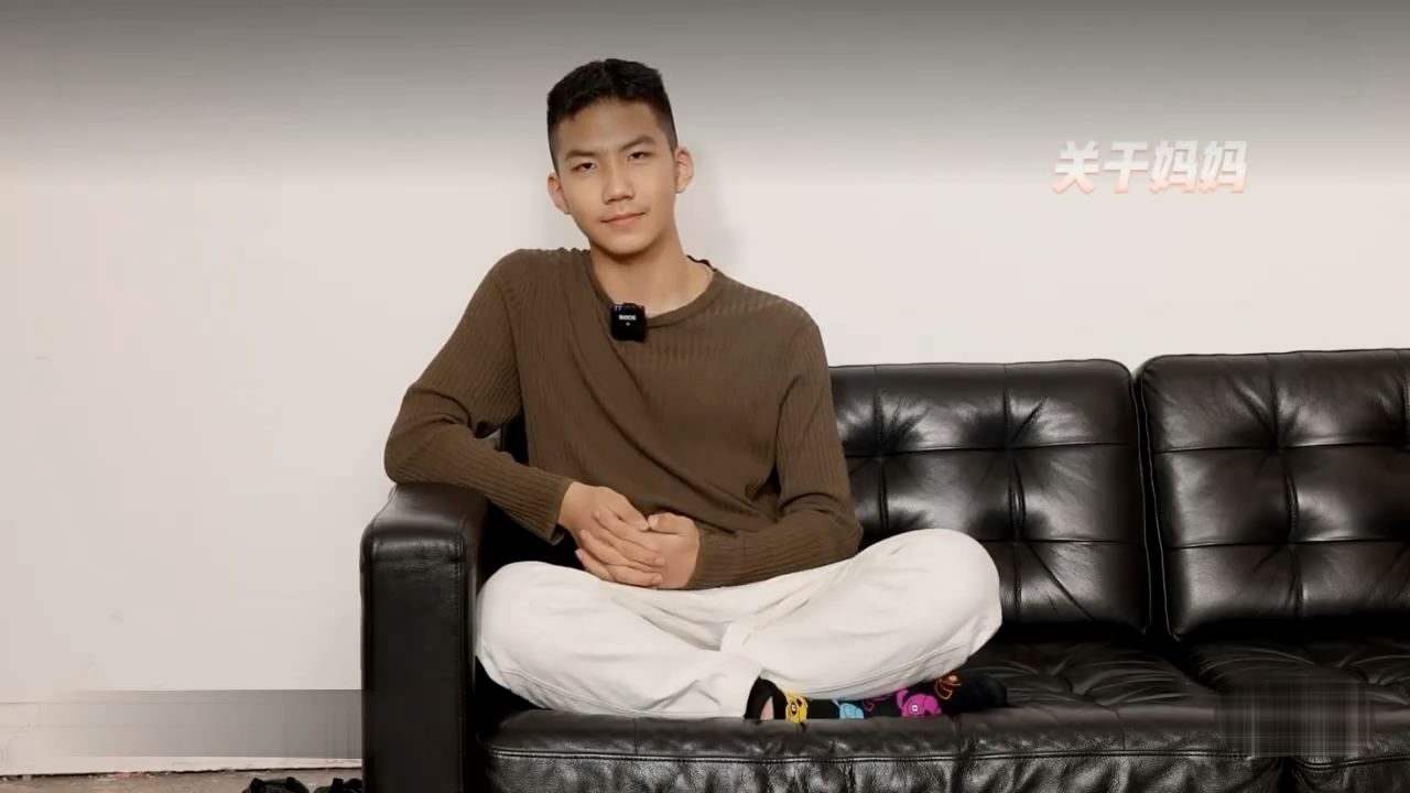 胡军|胡军太太带子女登上杂志封面，13岁康康帅气如明星，比爸爸更man