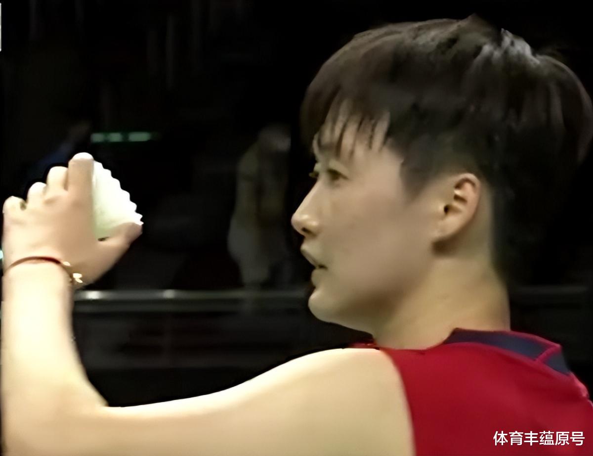 何冰娇|2: 0！陈雨菲艰难取胜，何冰娇毫无悬念，中国女团豪取两连胜