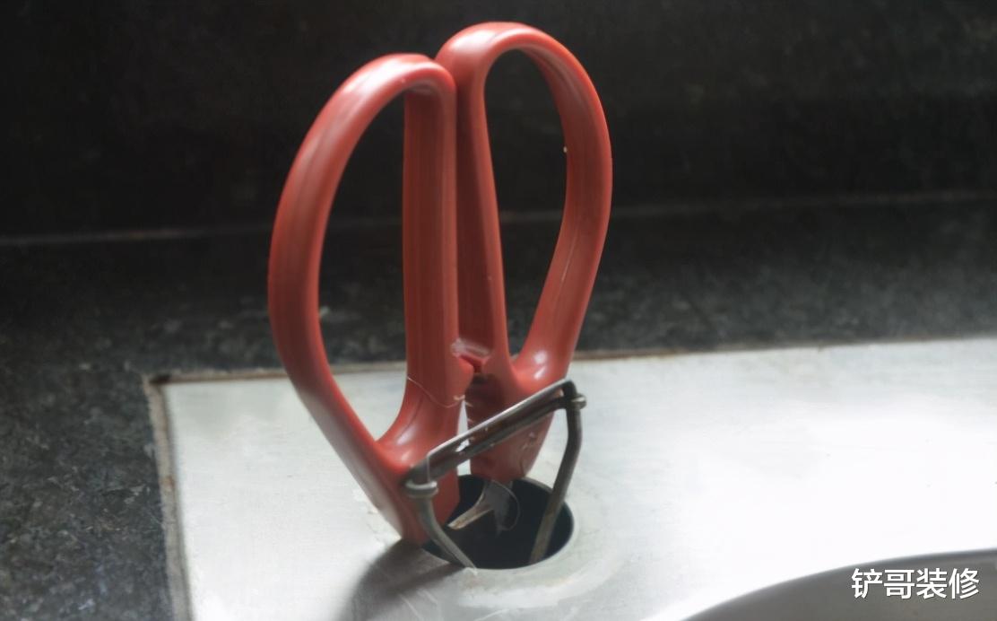 水槽|洗了10年碗才知道,洗碗池旁的“小孔”真厉害,聪明人都在偷着用