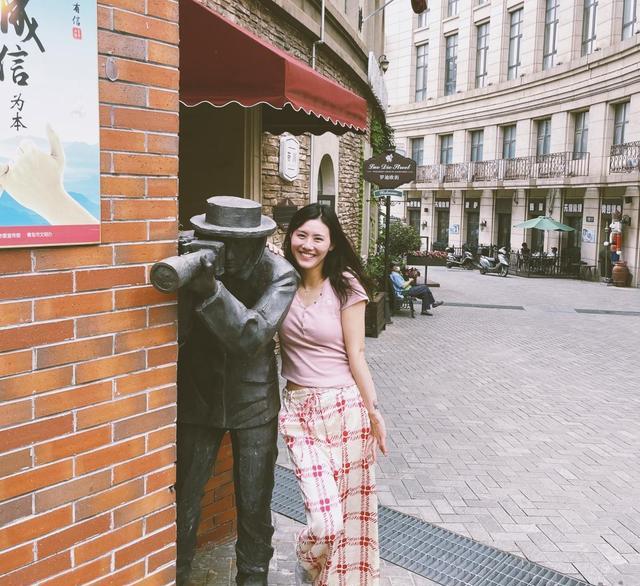 刘湘|泳坛女神晒近照!笑容甜美,大花格裤子抢镜,泳坛的颜值天花板?