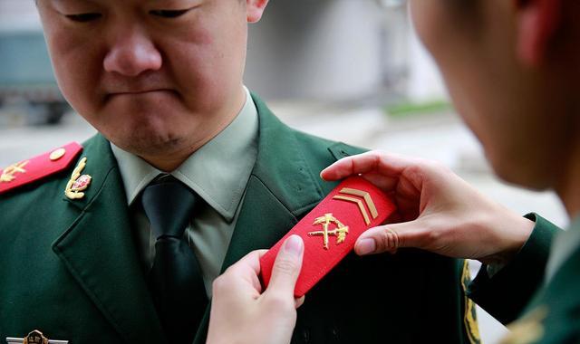 大学生|大学生想当兵12年，大二去好还是大学毕业去当兵好？建议了解